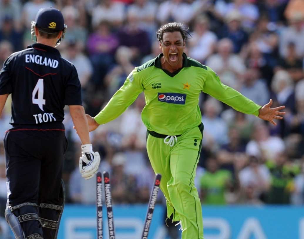 শোয়েব আখতার: বলের গতির জন্য শোয়েবকে রাওয়ালপিন্ডি এক্সপ্রেস বলা হত। ২০০৩-এর বিশ্বকাপে ঘণ্টায় ১৬১.৩ কিলোমিটার বেগে বল করার আন্তর্জাতিক রেকর্ড রয়েছে তাঁর। ১৯৯৩ এবং ২০০৩-এর বিশ্বকাপে খেলেছেন তিনি।