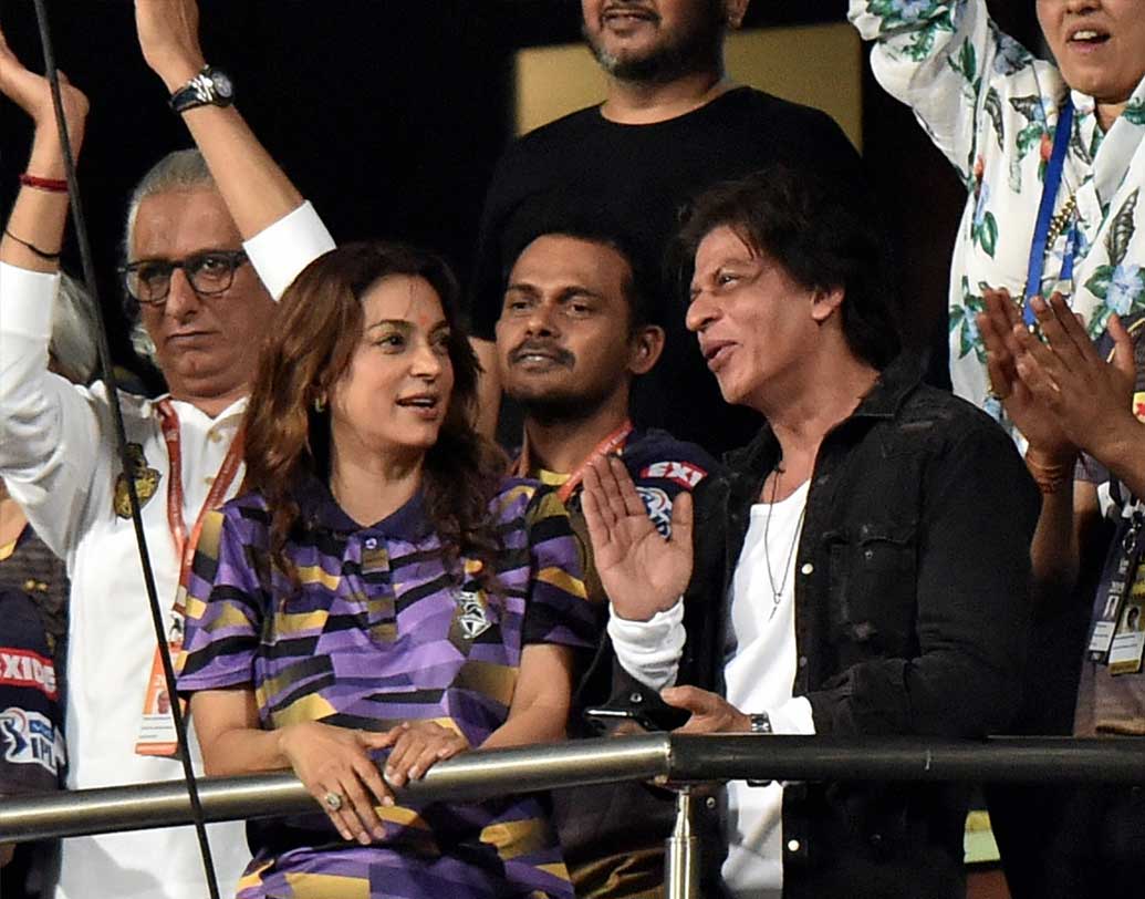 কেকেআর যদি দুটো ম্যাচের মধ্যে একটিতে জেতে, তা হলেও প্লে অফে পৌঁছতে পারে। সে ক্ষেত্রে সানরাইজার্স হায়দরাবাদকে বাকি দুটো ম্যাচেই হারতে হবে এবং রাজস্থান রয়্যালসকে শেষ ম্যাচে দিল্লির কাছে হারতে হবে। আরসিবি-রাজস্থান ম্যাচ ভেস্তে যাওয়ায় রাজস্থান ১ পয়েন্ট পেয়েছে। এ ক্ষেত্রে অবশ্য লাভ হয়েছে নাইটদের।