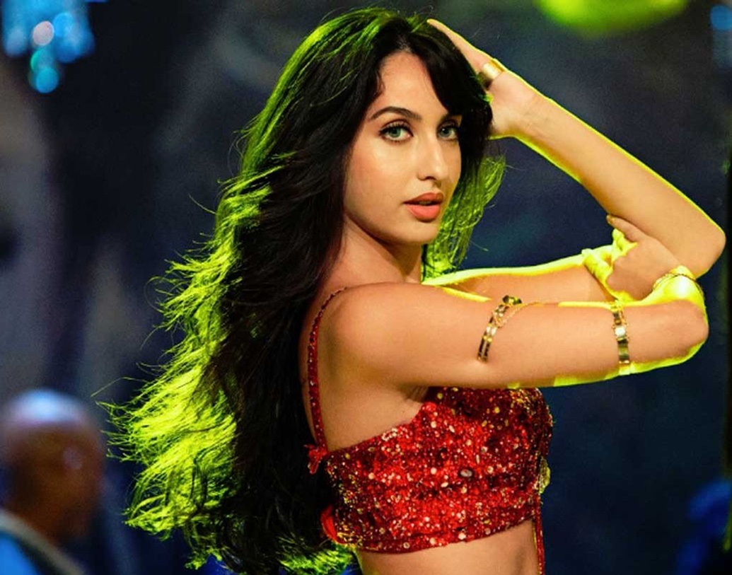 একাধারে নাচ, অন্যদিকে মার্শাল আর্টে দক্ষ এই বলি নায়িকা। ‘স্ত্রী’ ছবির ‘কামারিয়া’ এবং ‘সত্যমেব জয়তে’ ছবির ‘দিলবর’— এই দু’টি আইটেম নম্বরই নোরা ফতেহিকে বলিউডে জায়গা পাকা করে দিয়েছে বলে মনে করছেন সিনেপ্রেমীরা।