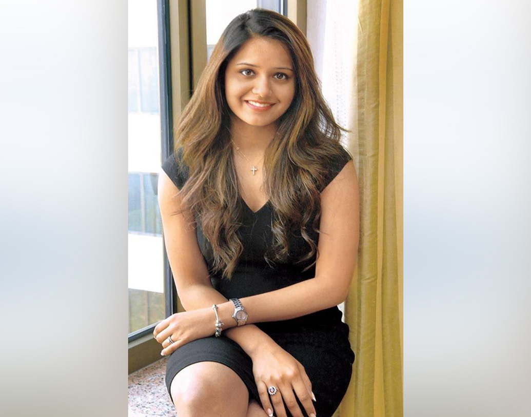 এই তরুণী দেখেছিলেন, ছেলে ও মেয়েদের মধ্যে ক্রীড়াজগতে বৈষম্য করা হয়। সব লাইমলাইট ক্রিকেটার উপরেই থাকে। তবে তিনি কখনওই ভাবেননি তিনি প্রেমে পড়বেন ভারতের জাতীয় দলের এক ক্রিকেটারের।