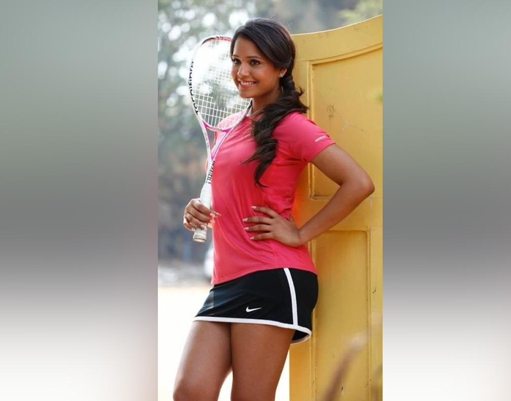 ষষ্ঠ শ্রেণিতে পড়ার সময় লন্ডনে প্রথম আন্তর্জাতিক টুর্নামেন্টে অংশ নেন দীপিকা। মেধাবী এই ছাত্রী ইংরাজিতে স্নাতক। তবে ক্রিকেটার স্বামী নয়, বরং রজার ফেডেরারকেই আইকন হিসাবে দেখেন তিনি।