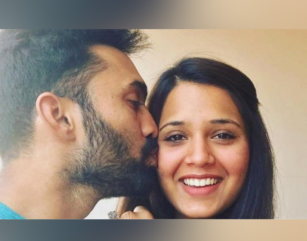 তিনি নাইট অধিনায়ক এবং জাতীয় দলের তারকা দীনেশ কার্তিক। ২০১৩ সালে কানাডায় টুর্নামেন্ট জিতে ইংল্যান্ডে খেলতে যান দীপিকা, দীনেশ তখন ঘরোয়া ক্রিকেট খেলছিলেন। দীপিকাকে দেখতে নাকি ছুটে যান দীনেশ কার্তিক।