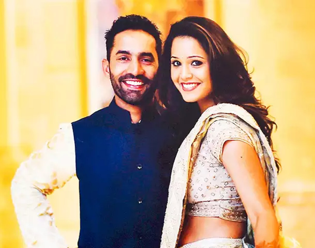 দীনেশের যদিও এটা দ্বিতীয় বিবাহ। তাঁর প্রথম স্ত্রী নিকিতা বানজারার সঙ্গে বিচ্ছেদ হয়ে যায়, কারণ নিকিতা সম্পর্কে জড়িয়ে পড়েছিলেন দীনেশেরই বন্ধু মূরলী বিজয়ের সঙ্গে। যদিও দীনেশ বা বিজয়, কিংবা দীপিকা এ নিয়ে প্রকাশ্যে কোনও মন্তব্য করেননি।