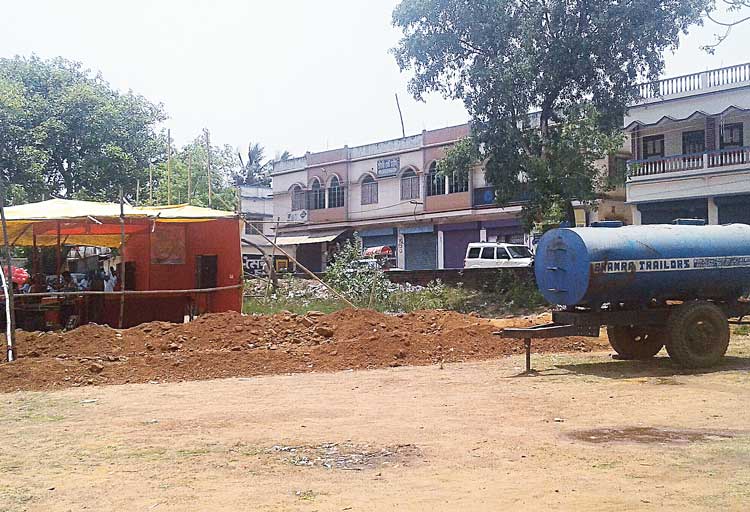 Lok Sabha Election 2019: TMC supplies water to Surjya Kanta Mishra's public meeting in Garhbeta