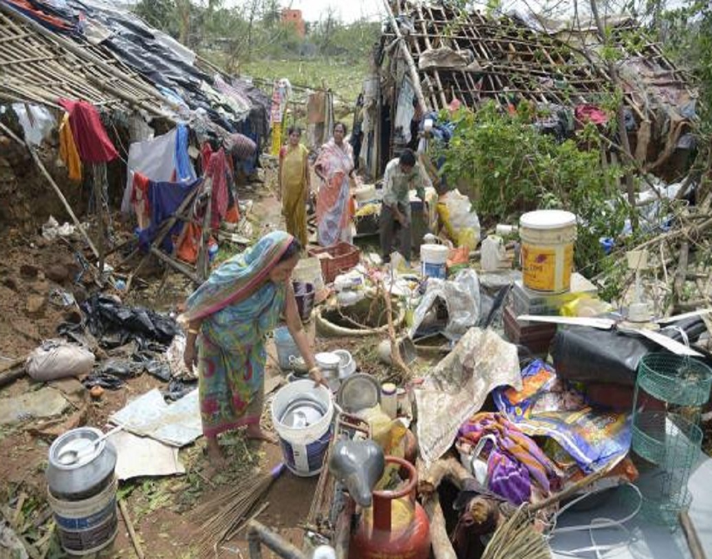ঘূর্ণিঝড় ফণী: ৩ মে ঘণ্টায় ২০০ কিলোমিটার গতিবেগে বঙ্গোপসাগর থেকে ওড়িশা উপকূলে আছড়ে পড়ে ঘূর্ণিঝড় ফণী। আগাম সতর্কতা থাকায় ক্ষয়ক্ষতি কিছুটা হলেও এড়ানো গিয়েছে। তবে ফণীর প্রকোপে সবমিলিয়ে ৪১ জন প্রাণ হারিয়েছেন। ছবি: পিটিআই।