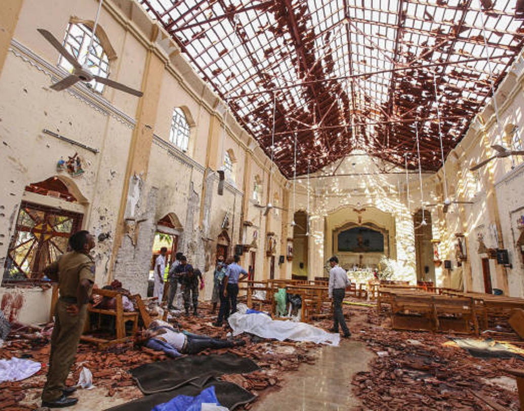 শ্রীলঙ্কায় ধারাবাহিক বিস্ফোরণ: গত ২১ এপ্রিল, ইস্টারের সকালে শ্রীলঙ্কায় ধারাবাহিক বিস্ফোরণ ঘটায় ইসলামিক স্টেট (আইএস) জঙ্গিরা। তাতে আড়াইশোর বেশি মানুষ প্রাণ হারান। ২০০৯ সালে গৃহযুদ্ধ শেষ হওয়ার পর গত এক দশকে এই প্রথম এমন ভয়াবহতার সাক্ষী হল ভারত মহাসাগরের উপর অবস্থিত এই ছোট্ট দেশটি। ছবি:এপি।