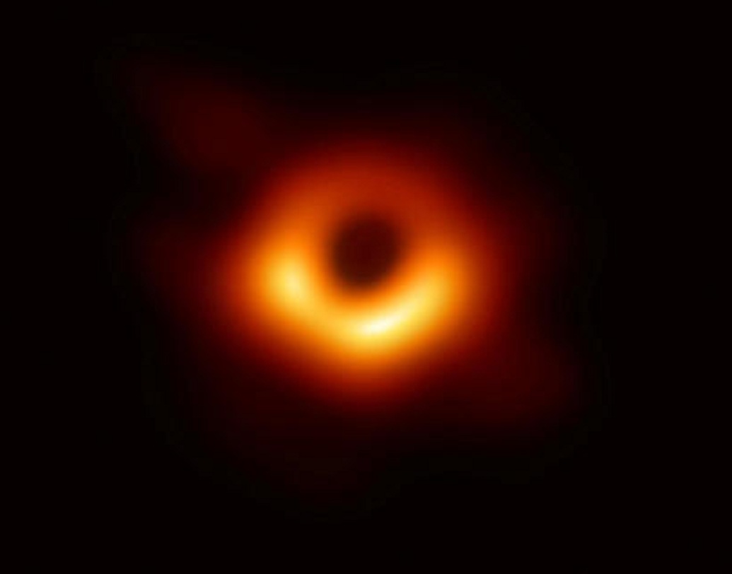 ব্ল্যাকহোল: জ্যোতির্বিজ্ঞানের ইতিহাসে অন্যতম গুরুত্বপূর্ণ ঘটনা। ১০ এপ্রিল টেলিস্কোপে তোলা প্রথম ব্ল্যাকহোলের ছবি প্রকাশ করেন বিজ্ঞানীরা। ‘এম৮৭’ গ্যালাক্সির কেন্দ্রে ওই ব্ল্যাক হোলের ছবি তোলে ইভেন্ট হরাইজ়ন টেলিস্কোপ (ইএইচটি)। আসলে যা পৃথিবীর আটটি প্রত্যন্ত জায়গায় বেতার দূরবীন। ছবি: রয়টার্স।