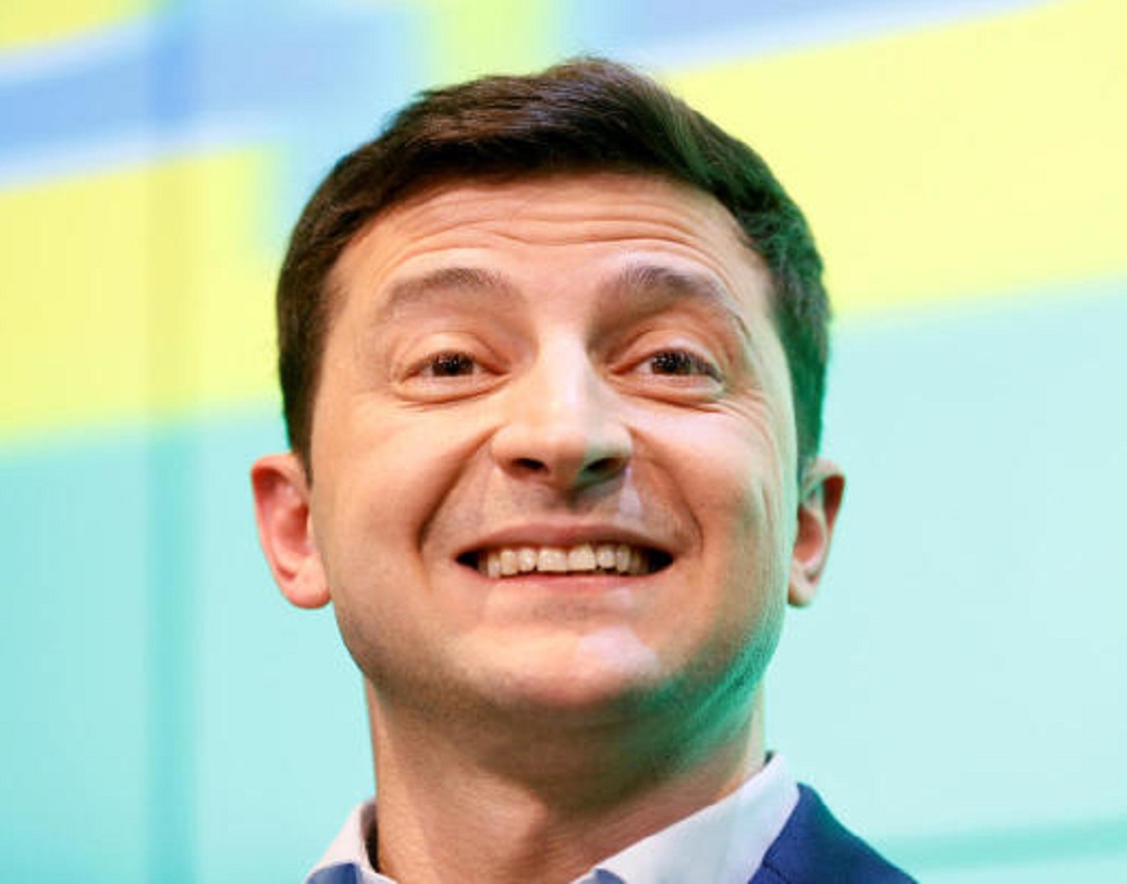 ইউক্রেনের রাষ্ট্রপতি: রাজনীতির ‘অ,আ,ক, খ’-ও জানতেন না। মানুষকে হাসানোই তাঁর কাজ ছিল। এ হেন কৌতুকাভিনেতা  ভোলোদিমির জেলেন্সিকেই দেশের রাষ্ট্রপতি নির্বাচিত করেন ইউক্রেনের মানুষ। ছবি: রয়টার্স।