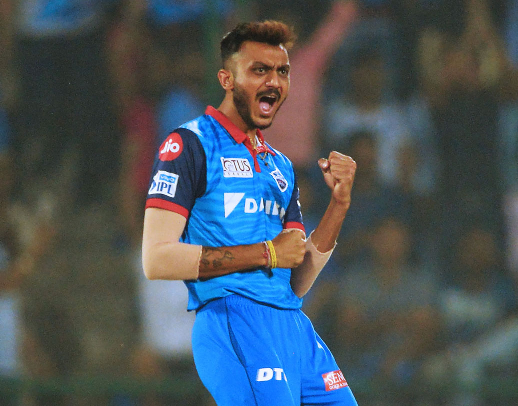 আজকের দিল্লি টিমে থাকার যথেষ্ট সম্ভাবনা রয়েছে বাঁ-হাতি অক্ষর পটেলেরও। তাঁর ব্যাটিং ছাড়াও স্লো লেফ্ট আর্ম অর্থোডক্স বোলিংও কাজে দিতে পারে দিল্লির। সাত নম্বরে নামতে পারেন তিনি।