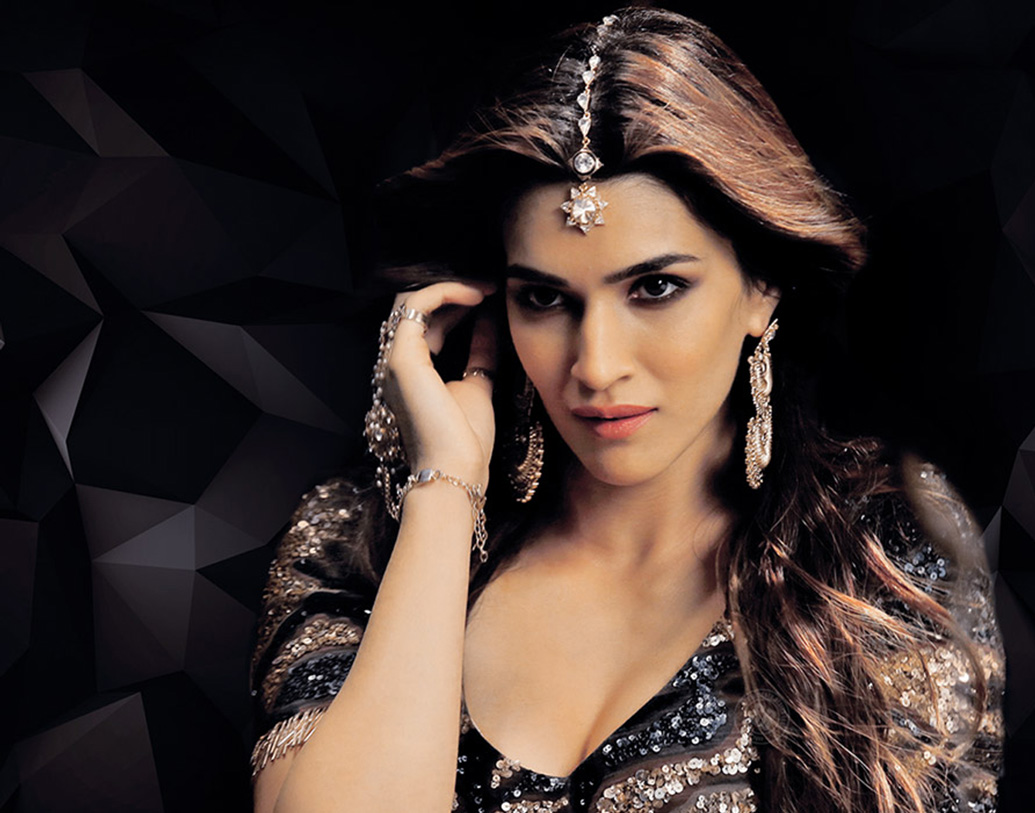 কাজ চলছে আশুতোষ গোয়ারিকরের সঙ্গে। পানিপথ। মুক্তি পাবে খুব তাড়াতাড়িই। স্বামী সদাশিব রাওয়ের সঙ্গে যুদ্ধে ছায়াসঙ্গীর মতো ছিলেন পার্বতী বাঈ। পার্বতী বাঈয়ের চরিত্রেই দেখা যাবে এই পঞ্জাবি তরুণীকে। হাউসফুল ৪ ছবিতে কাজ করছেন কৃতি। সঙ্গে রয়েছেন নওয়াজউদ্দিনও।