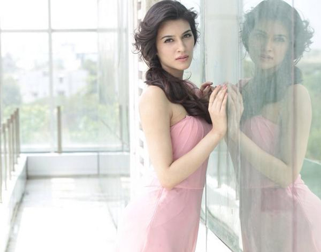 অক্ষয় কুমারের সঙ্গে ‘সিং ইজ ব্লিং’-এ অভিনয় করার কথা ছিল তাঁর, কিন্তু পরে ছবির কাজ ছেড়ে দেন তিনি।