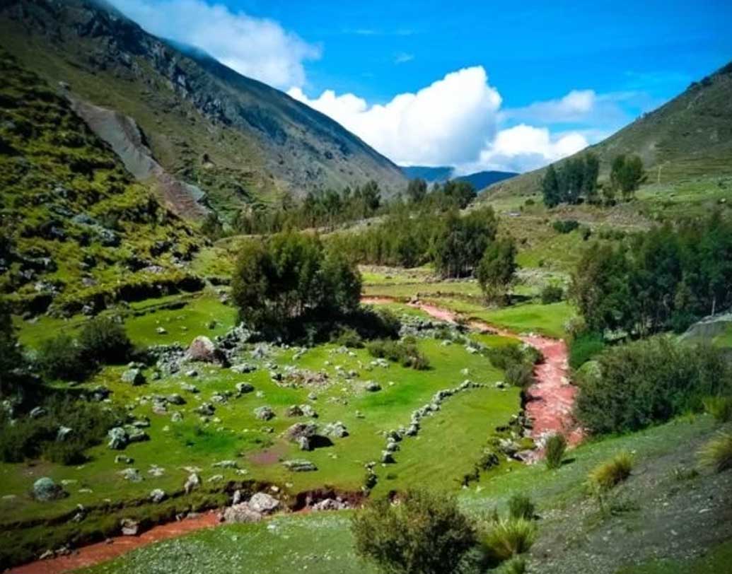 দক্ষিণ আমেরিকার পেরুর কাসকো শহরের দক্ষিণ-পূর্ব দিক দিয়ে বয়ে গিয়েছে ‘রেড রিভার’ বা লাল নদী।