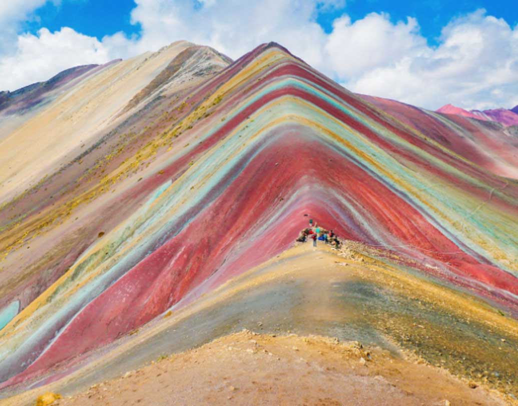 পলকোয়ো পর্বত নানা রকম খনিজে সমৃদ্ধ। এক একটি স্তরে এক একটি খনিজ পদার্থ রয়েছে।
