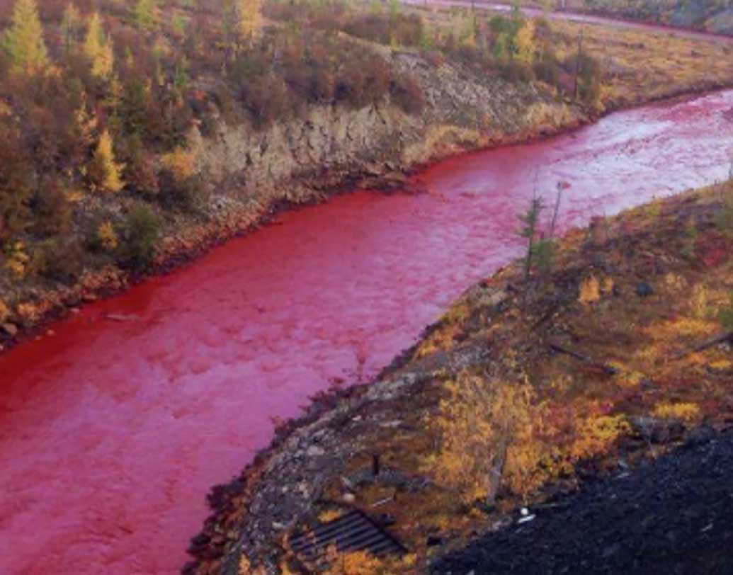 পলকোয়া পর্বতের যে অংশ দিয়ে লাল নদী বয়ে গিয়েছে, ভূবিজ্ঞানীরা বলেন, পর্বতের ওই অংশে আয়রন অক্সাইডের পরিমাণ খুব বেশি।