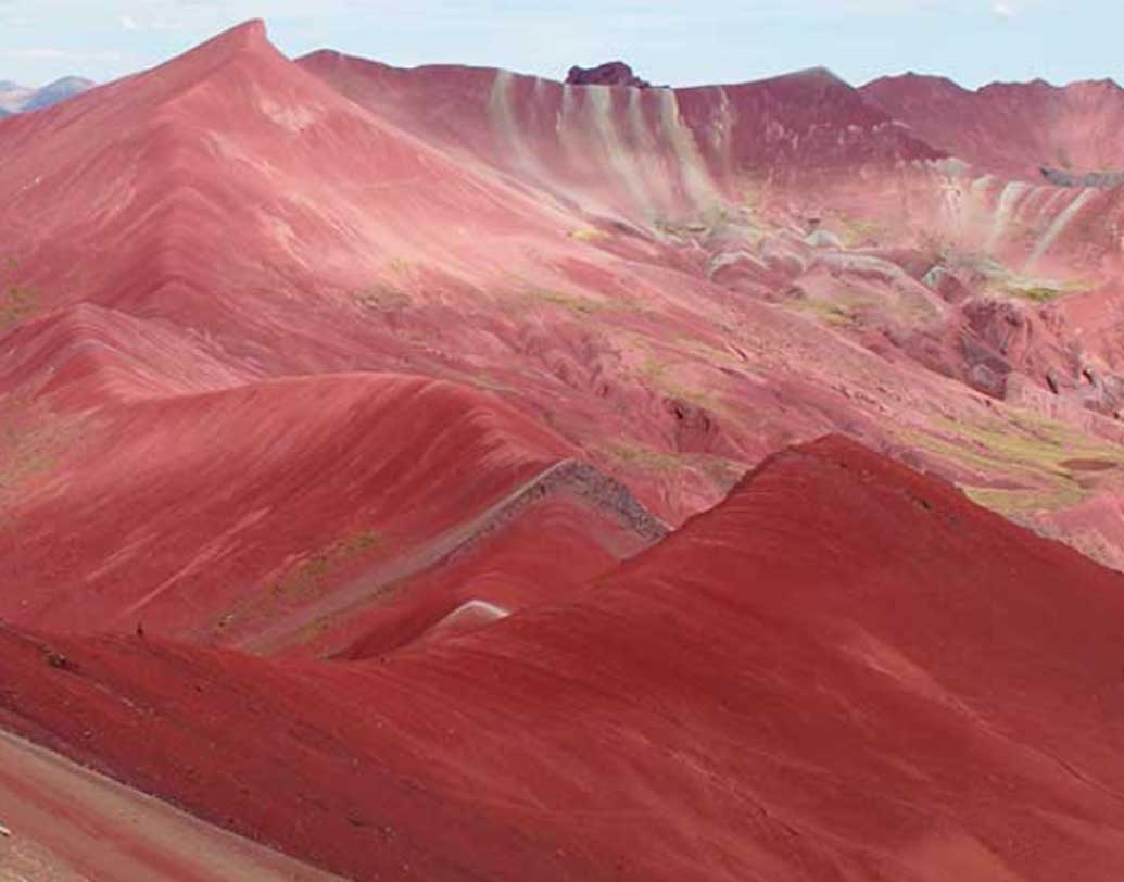 লাল নদীর জল পর্বতের ওই অংশ দিয়ে বয়ে যাওয়ার সময় তার সঙ্গে প্রচুর পরিমাণে আয়রন অক্সাইড মিশে যায়। যে কারণে জলের রং লালচে হয়।