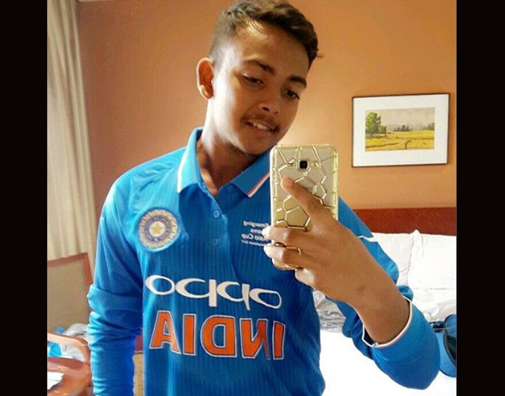 ভারতীয় ক্রিকেট ইতিহাসের দ্বিতীয় সর্বকনিষ্ঠ ওপেনার হিসেবে টেস্ট অভিষেক হয় পৃথ্বী শয়ের। ১৮ বছর ৩২৯ দিনে প্রথম ম্যাচ খেলেছিলেন ওয়েস্ট ইন্ডিজের বিরুদ্ধে রাজকোটে। 