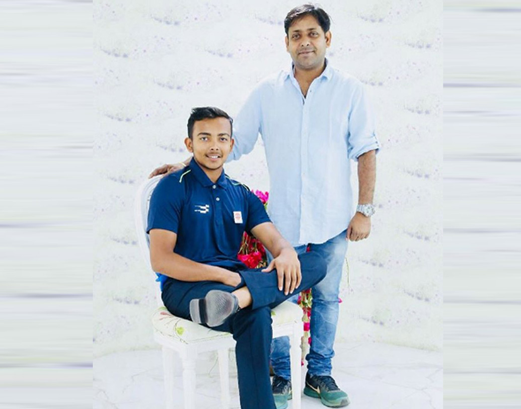 পঙ্কজ শ-ও কাপড়ের ব্যবসা করতে নব্বইয়ের দশকে গয়া ছেড়ে মুম্বই পাড়ি দিয়েছিলেন। মুম্বইয়ের বিরার এলাকায় তাঁর ব্যবসা। সেখানেই ১৯৯৯ সালে জন্ম পৃথ্বীর। চার বছর বয়সে মা মারা যায় তাঁর। 