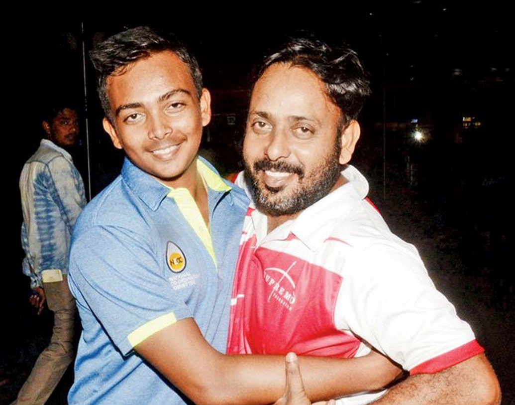  ছেলেকে একাই মানুষ করেছেন পঙ্কজ। বছরে এক বার ছেলেকে নিয়ে গয়াতে মা-বাবার কাছে আসেন তিনি। পঙ্কজের বাবা অশোকবাবু এবং মা রামদুলারিদেবী এখনও গয়াতেই থাকেন। 