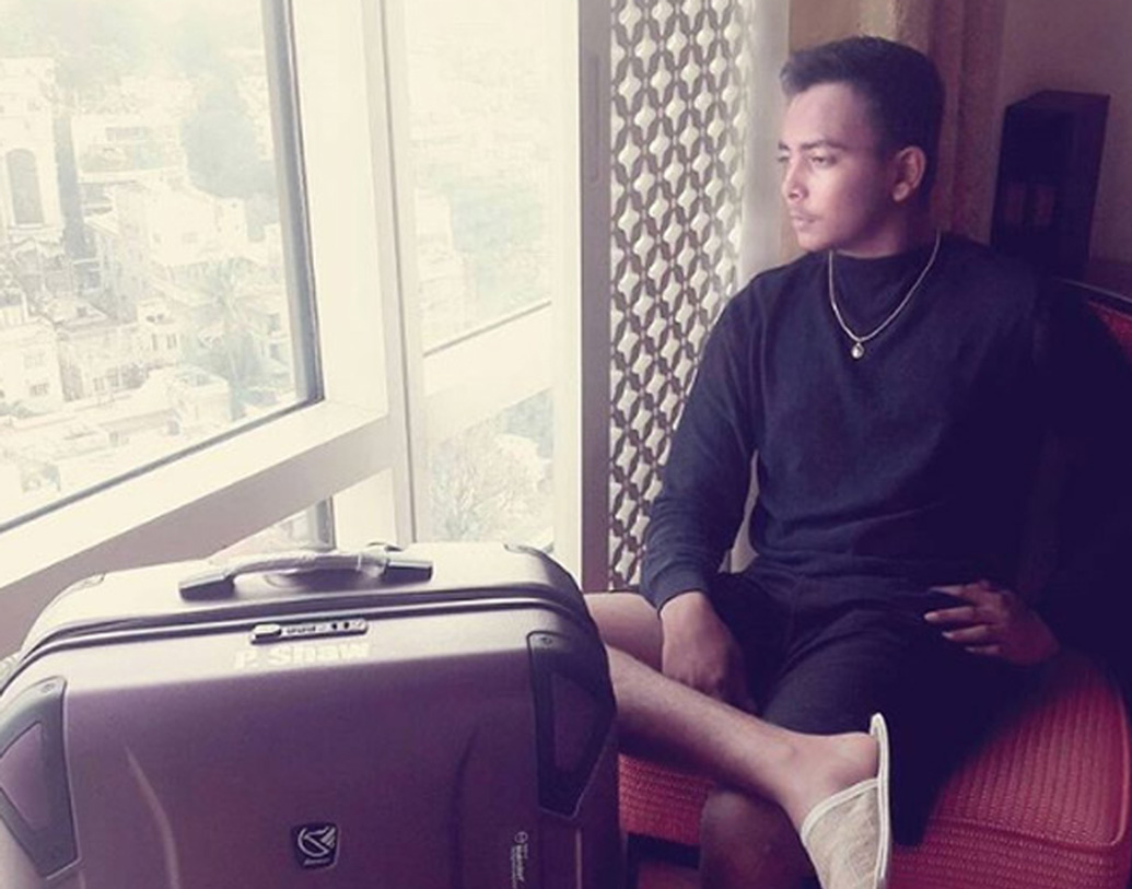 মুম্বইয়ের লোকাল ট্রেনে ঘণ্টার পর ঘণ্টা সফর করে বাবার সঙ্গে বান্দ্রায় অনুশীলনে যাওয়া ও ফেরা ছিল পৃথ্বীর বাবার রুটিন। ছেলের সঙ্গে থেকে যাতে তাকে সারা দিন ক্রিকেটের মধ্যে রাখতে পারেন, সে জন্য নিজের চলতি ব্যবসাটাও বন্ধ করে দেন পৃথ্বীর বাবা।