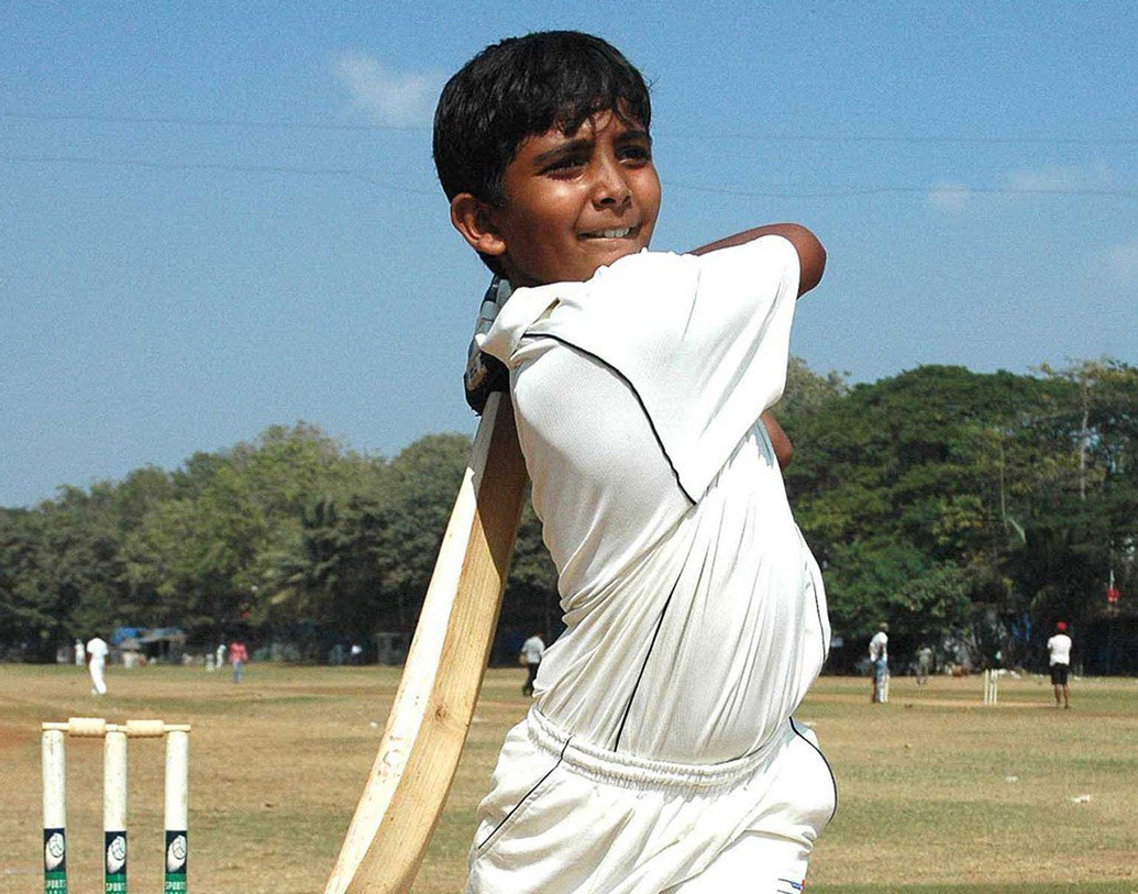 প্রতিদিন ভোর সাড়ে চারটেয় যাকে উঠতে হত ঘুম থেকে। ধরতে হত সকাল ৬টার ট্রেন, তাঁর কাছে এ কোনও ব্যাপারই না।বান্দ্রার এমআইজি মাঠে স্কুলের ব্যাগ ও ক্রিকেট ব্যাগ নিয়ে অনুশীলনে পৌঁছতেন পৃথ্বী।