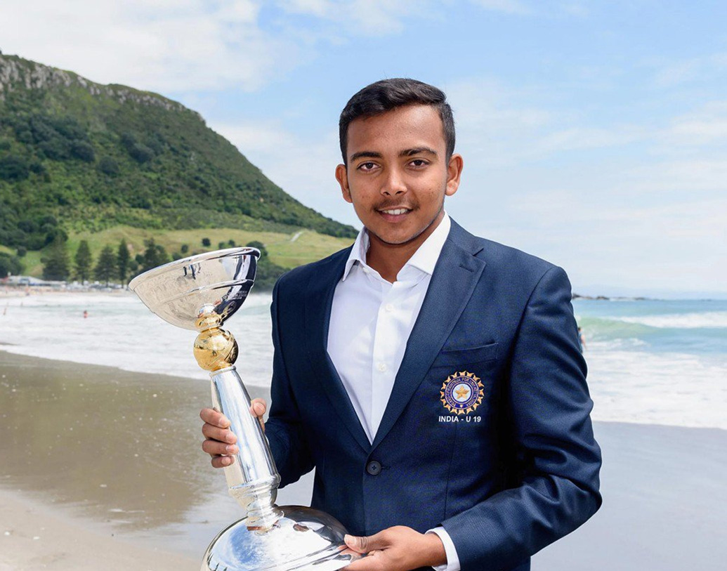 পৃথ্বীর অধিনায়কত্বেই অনূর্ধ্ব-১৯ বিশ্বকাপ জিতে ফিরেছিল ভারত। অনূর্ধ্ব-১৯ বিশ্বকাপে পাঁচ ইনিংসে ৬৫.২৫ গড়ে ২৬১ রান করেন। এই প্রতিযোগিতায় ভারতীয় অধিনায়ক হিসেবে যা সর্বাধিক রান। পৃথ্বীর পিছনে রয়েছেন উন্মুক্ত চাঁদ, বিরাট কোহালি ও পার্থিব প্যাটেল।