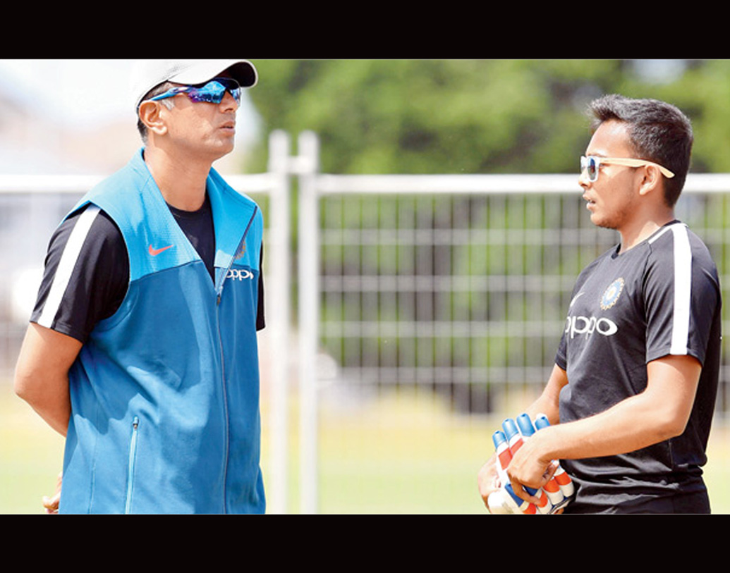 ২০১০ সালে প্রাক্তন জাতীয় স্পিনার নীলেশ কুলকার্নি প্রথম পৃথ্বীর মধ্যে আবিষ্কার করেন প্রতিভা। তখন তাঁর বয়স মাত্র ১১। নীলেশের স্পোর্টস ম্যানেজমেন্ট কোম্পানি তাঁকে বার্ষিক তিন লক্ষ টাকার স্টাইপেন্ড দিতে শুরু করে। পরে সান্তাক্রুজে বাবা-ছেলেকে ফ্ল্যাট দেন একজন। যাতায়াতের সময় ও ধকল বাঁচে।