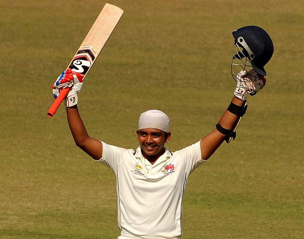 ২০১৩ সালে হ্যারিস শিল্ডে রিজভি স্প্রিংফিল্ড স্কুলের হয়ে ১৪ বছর বয়সে ৩৩০ বলে ৫৪৬ রানের ইনিংস খেলেন পৃথ্বী। যা স্কুল ক্রিকেটে কোনও ভারতীয়ের সর্বাধিক রান ছিল। এটা যে কোনও পর্যায়ের সংগঠিত ম্যাচে চতুর্থ-সর্বাধিক রান ছিল। ২০১৬ সালে প্রণব ধানাওয়াড়ে ভেঙে দেন সেই রেকর্ড।