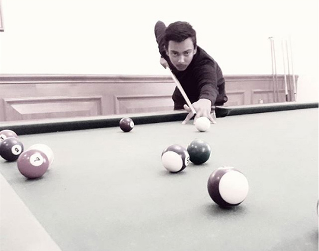 ক্রিকেট ছাড়াও স্নুকার খেলতে ভালবাসেন পৃথ্বী। ‘বিয়ন্ড অল বাউন্ডারিজ’ নামে একটি তথ্যচিত্রেও দেখা গিয়েছে তাঁকে।