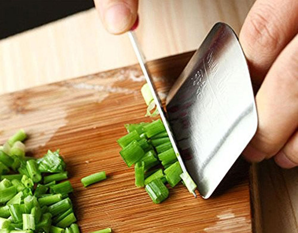 ফিঙ্গার গার্ড: ছুরি দিয়ে তরকারি কাটতে গিয়ে অনেক সময়ে আঙুল কেটে যায়। এই সমস্যায় অনেকেই পড়েছেন। এছাড়াও পিঁয়াজ কাটার সময় হাতেও গন্ধ হয়ে যায়। সেক্ষেত্রে আঙুলে একটা ফিঙ্গার গার্ড পরে নিলেই রক্তপাত বা হাতে গন্ধ এড়াতে পারবেন। প্রয়োজনীয় দ্রব্য তাই এর চাহিদাও বিশ্ব জুড়ে অনেকটাই।