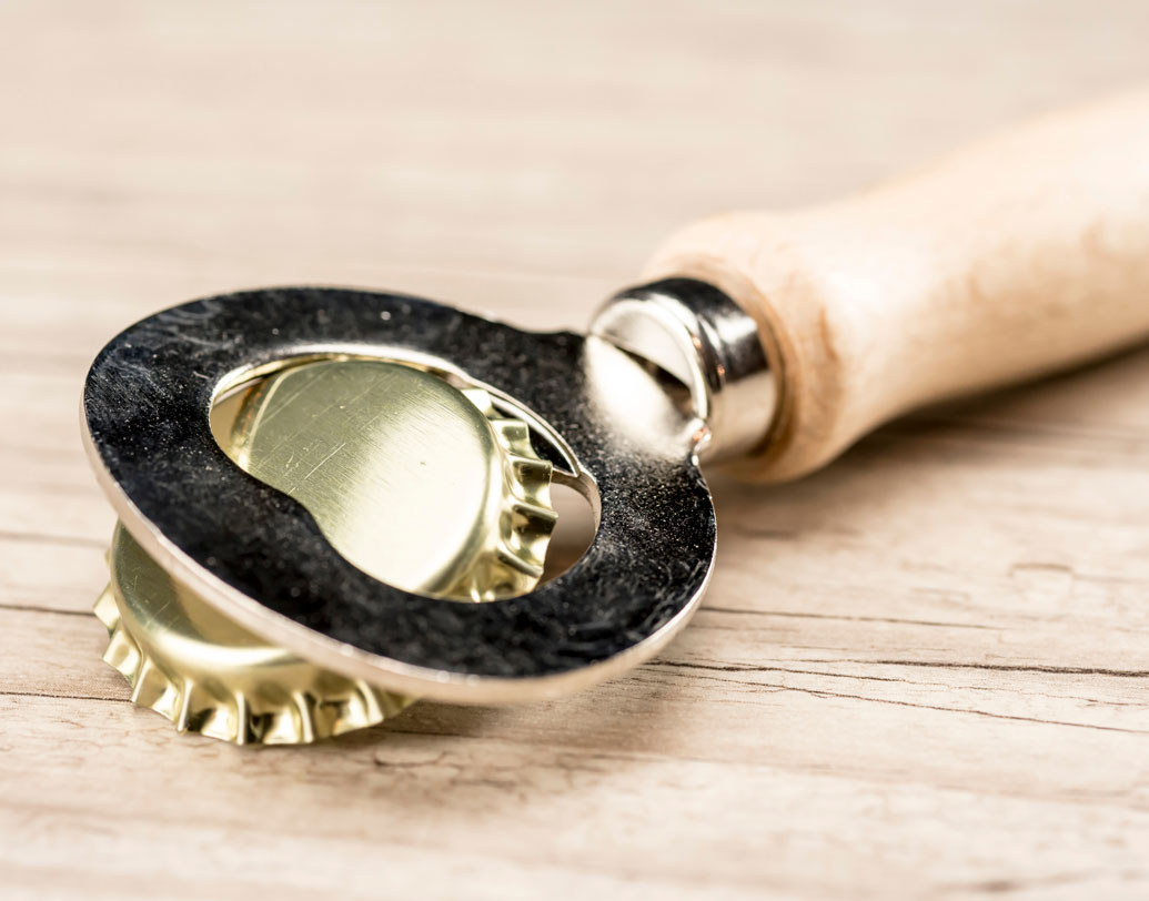 বটল ওপেনার: ভাবুন টানটান উত্তেজনার কোনও ম্যাচ দেখছেন টিভিতে। সেই উত্তেজনা বাড়াতে সঙ্গে কোনও পানীয় খাবেন বলে ঠিক করেছেন। আর এই সময়েই পানীয়র বোতল আর খুলতে পারছেন না। তাই কিনে নিন বটল ওপেনার রিমোট। এই রিমোটেরর গায়েই লাগানো থাকে বটল ওপেনার।