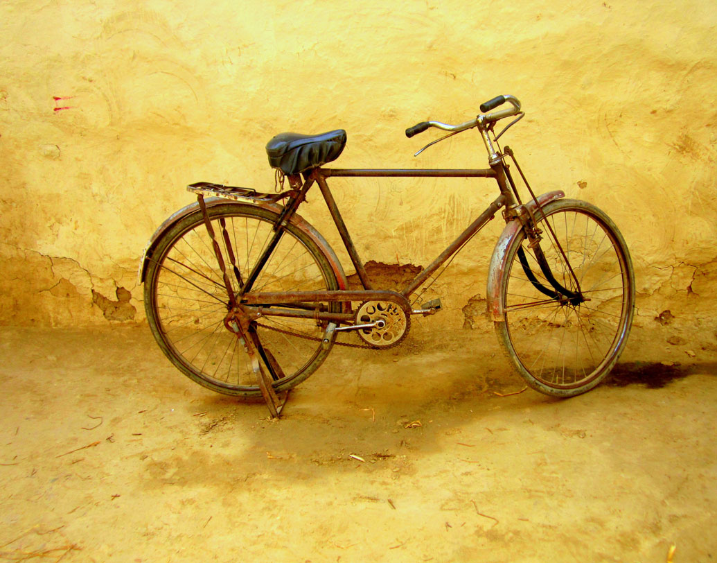 সেল্‌ফ লকিং বেনডি বাইক: যাঁরা সাইকেলে করে যাতায়াত করেন তাঁদের জন্য এটা খুব প্রয়োজনীয়। সব সময় তালা বা চেন সঙ্গে নিয়ে বেরনো যায় না। কিন্তু তা বলে তো খোলা রাস্তায় সাইকেল ফেলে রাখা যায় না। পাছে চুরি হয়ে যায়। তাই কিনে নিন সেল্‌ফ লকিং বেনডি বাইক। দেশ-বিদেশ মিলিয়ে এই জিনিস খুবই কার্যকরী।