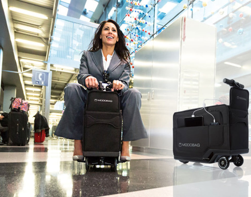 সুটকেস স্কুটার: চেক ইনের ঝঞ্ঝাট এড়াতে বিমানবন্দরে সাধারণত অনেকেই সময়ের আগে পৌঁছে যান। কিন্তু পৌঁছে গিয়ে আর কিছুই করার থাকে না। একঘেয়েমি কাটাতে তাই একটি সুটকেস স্কুটার কিনে নিন। একঘেয়ে লাগলেই এই সুটকেস স্কুটারে চেপে ঘুরে বেড়ান।