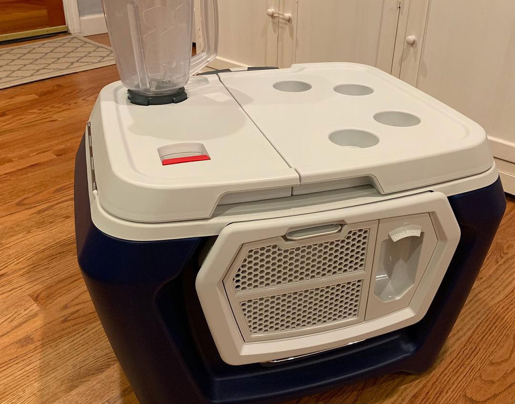 কুলেস্ট কুলার: জীবনকে সহজ করে তুলতে এটি একটি অসামান্য উদ্ভাবনা। বাংলার কাঠফাটা গরমে এই যন্ত্র নিয়ে বেরলে রক্ষা পাওয়া যেত। এর মধ্যে রয়েছে একটি কুলার, ফোন চার্জার, বটল ওপেনার এবং ব্লেন্ডার।