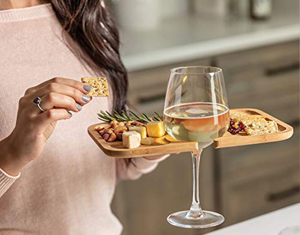 গ্লাস হোল্ডার প্লেট: এখন বেশির ভাগ অনুষ্ঠান বাড়িতে বাফে সিস্টেমে খাওয়া দাওয়া হয়। আর দাঁড়িয়ে খাওয়ার সময়ে হাতে প্লেট ও গ্লাস একসঙ্গে রাখা যায় না। এই ক্ষেত্রে গ্লাস হোল্ডার সমেতে প্লেট ব্যবহার শুরু হয়েছে অনেক জায়গায়। আপনিও এমন অভিজ্ঞতার স্বাদ নিতেই পারেন।