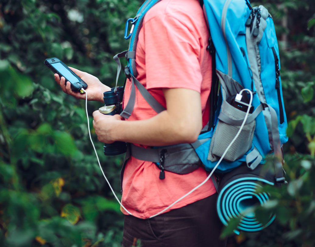 পাওয়ার ব্যাঙ্ক: যেখানে সেখানে মোবাইলের চার্জ শেষ হলেও আর চিন্তা নেই। ব্যাগে রাখুন যে কোনও নামী সংস্থার পাওয়ার ব্যাঙ্ক। ট্রেনে-বাসে যেখানেই থাকুন, কোনও রকম সুইচের সাহায্য ছাড়াই ব্যাগের মধ্যে রেখে সহজেই চার্জ হয়ে যাবে মোবাইল। বাড়িতে চার্জ দিতে ভুলে গেলেও কোনও অসুবিধা নেই।