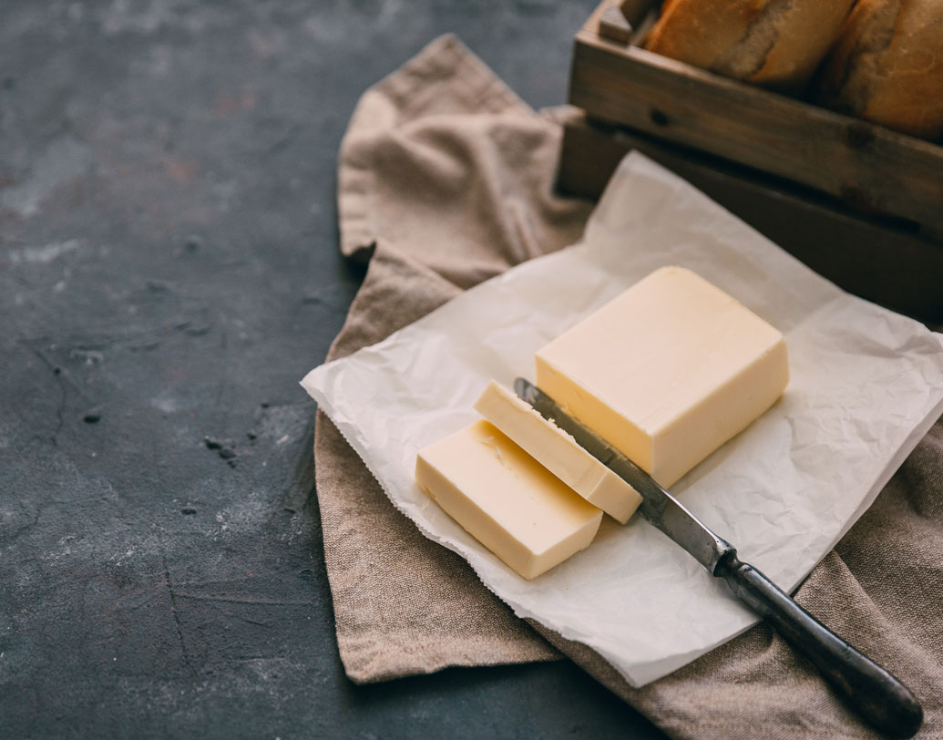 হিটিং বাটার নাইফ: ডাইনিং টেবলে ব্রেকফাস্টের তাড়াহুড়ো, এ দিকে মাখন জমে আঁট হয়ে আছে। কিছুতেই পাউরুটির গায়ে বসানো যাচ্ছে না তাকে। অনেকেই গরম কোনও পাত্রের উপরে রেখে কাজ চালানোর মতো করতে চান তাকে। তাতে অবশ্য বেশি গলে যাওয়ার ভয় থাকে। এ সমস্যা এড়াতে তৈরি হয়েছে সেলফ হিটিং বাটার নাইফ। স্বয়ংক্রিয় ভাবে গরম হয়ে মাখন গলিয়ে দেবে মাত্রা অনুযায়ী।