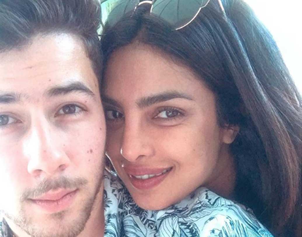 আর প্রিয়ঙ্কা? তিনি কী বলেছেন? দিন কয়েক আগে একই প্রশ্নের উত্তর দিতে গিয়ে বিরক্ত হয়ে গিয়েছিলেন দীপিকা পাড়ুকোন। প্রিয়ঙ্কাও কি বিরক্ত হলেন?