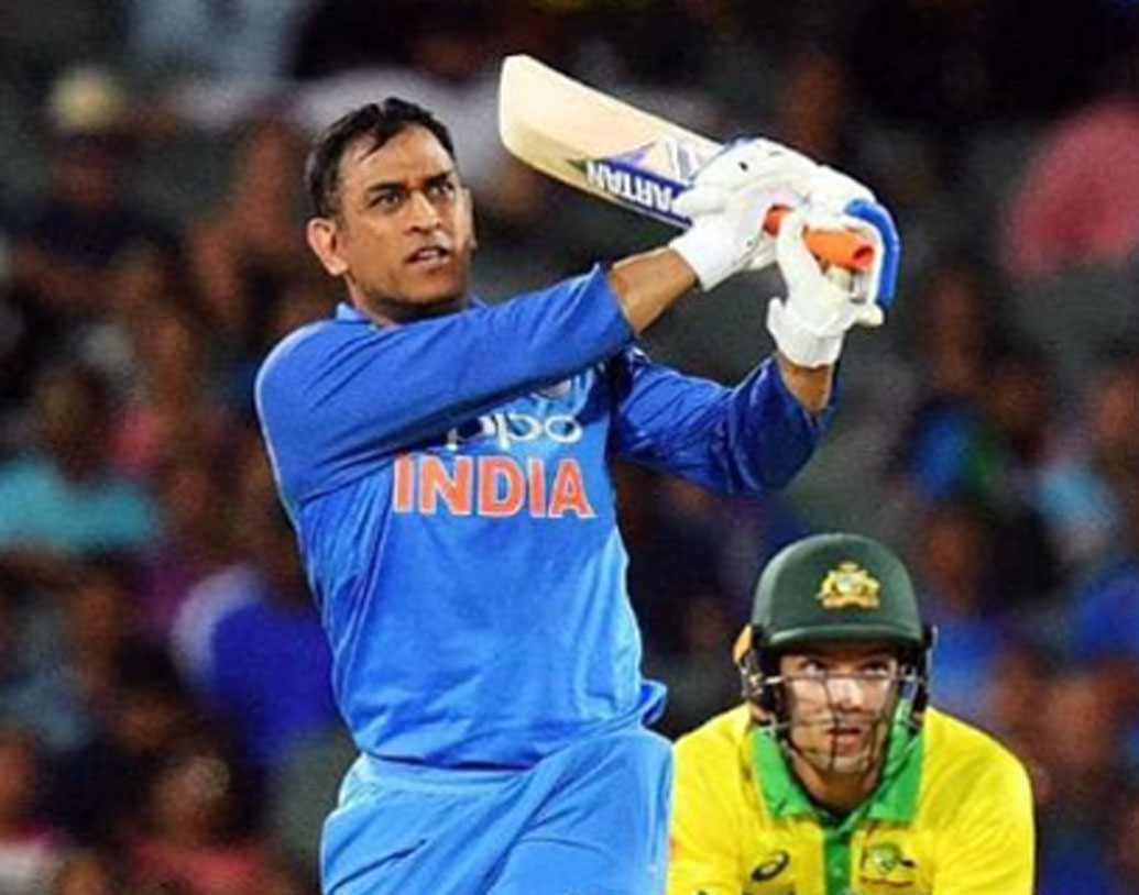 মহেন্দ্র সিংহ ধোনি: ক্যাপ্টেন কুল নামেই ক্রিকেট মহলে পরিচিত। বয়স এই মুহূর্তে ৩৮। তাঁর নেতৃত্বে ভারত ২০১১-র বিশ্বকাপ এবং ২০১৩-র চ্যাম্পিয়ন্স ট্রফি জেতে। টেস্ট থেক অবসর নিলেও বাকি ফরম্যাটগুলোতে এখনও খেলছেন মাহি। এখনও পর্যন্ত ৩৪১টি ওডিআই খেলেছেন। রান ১০ হাজারেরও বেশি। সর্বোচ্চ স্কোর ১৮৩।