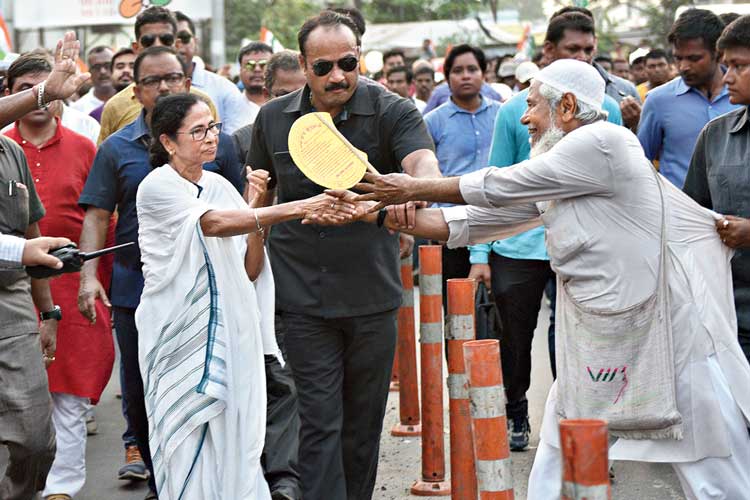 পায়ে পায়ে: রথতলা থেকে নিমতা থানা পর্যন্ত মমতা বন্দ্যোপাধ্যায়ের পদযাত্রা। শুক্রবার। ছবি: সুমন বল্লভ।