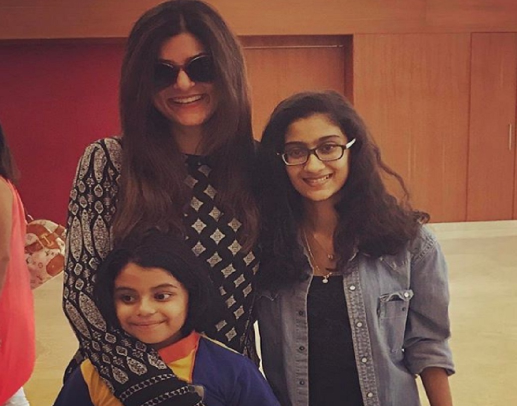 সুস্মিতা সেন: বিয়ে করেননি। তাই বলে কাঁধে দায়িত্ব কম নয়। দুই মেয়ে রেনে এবং আলিশাকে নিয়েই সংসার সুস্মিতা সেনের। তাদের পড়াশোনা থেকে হবি— সবকিছুরই খেয়াল রাখেন তিনি। তার মধ্যেই নিজের কাজ সামলান।