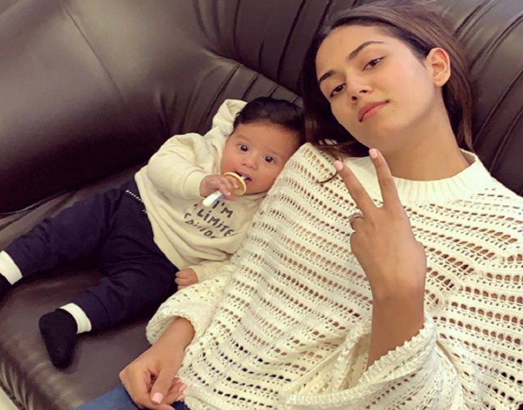 মীরা রাজপুত: বয়স মাত্র ২৪ বছর। তার মধ্যেই দুই সন্তানের মা হয়ে গিয়েছেন শাহিদ কপূরের স্ত্রী। ওয়ার্কিং ওম্যানদের নিয়ে মন্তব্য করে বিতর্ক বাধিয়েছিলেন একসময়। তবে ইদানীং তিনি নিজেও টুকটাক কাজ করছেন। বিখ্যাত প্রসাধনী সংস্থার বিজ্ঞাপনে দেখা গিয়েছে তাঁকে।