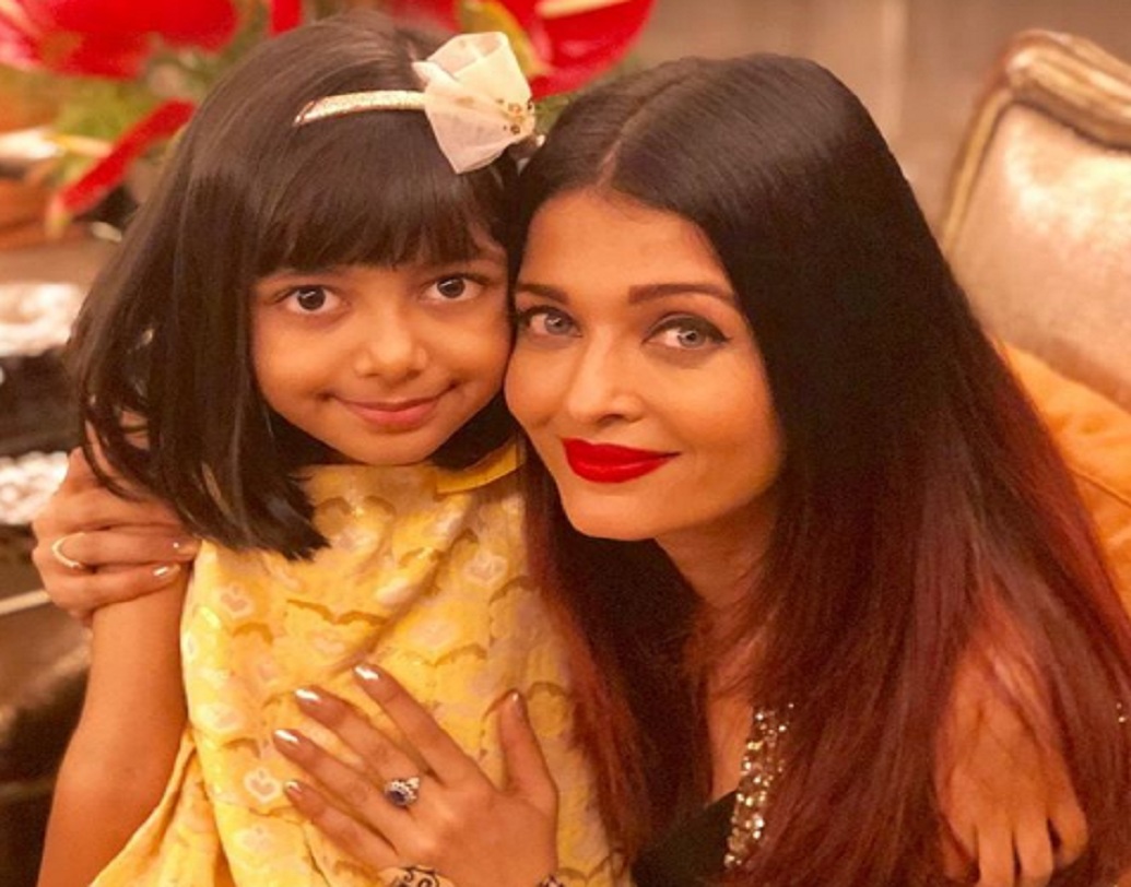 ঐশ্বর্যা রাই বচ্চন: বচ্চন পরিবারের বউমা তিনি। মেয়ে আরাধ্যা, স্বামী অভিষেক , শ্বশুর অমিতাভ এবং শাশুড়ি জয়াকে নিয়ে ভরা সংসার। তার মধ্যেই পুরোদস্তুর ওয়ার্কিং ওম্যান ঐশ্বর্যা। সুদূর কান চলচ্চিত্র উত্সবেও নিয়ম করে দেখা দেন।  মেয়েকেও নিয়ে যান সঙ্গে।