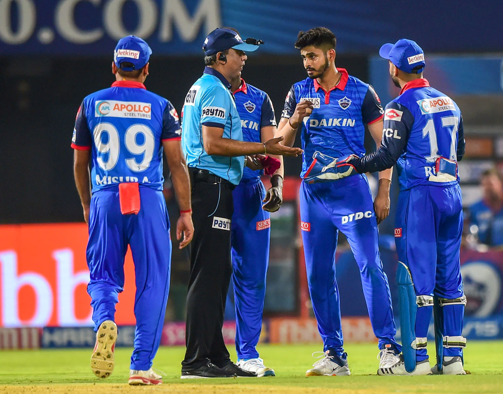 তারুণ্যের শক্তি এ বারে দিল্লির প্রধানতম জোর ছিল। পৃথ্বীর মতো তরুণ প্রতিভাবান ওপেনার, ঋষভ পন্থ, কিমো পলের মতো অন্যতম সেরা ব্যাটিংশক্তি, শ্রেয়স আইয়ারের মতো তরুণ অধিনায়ক— সব মিলিয়ে দিল্লি প্রথম থেকেই চমক দিচ্ছিল। দিল্লি বনাম চেন্নাইয়ের খেলা আসলে নির্ধারিত হয়ে গিয়েছিল তারুণ্য বনাম অভিজ্ঞতার মাপকাঠিতে।