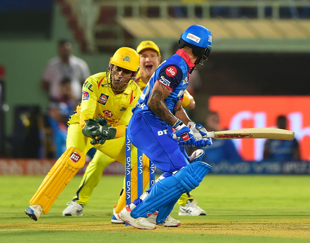 দুই) অভিজ্ঞতার অভাব আর ভুল শটের পরিণামে টপ অর্ডারে পৃথ্বী ও শিখর ধবনের আউট অনেকটা পিছিয়ে দিয়েছিল দিল্লিকে। ব্যাটিং লাইন আপে দিল্লির মূল শক্তি নিহিত ছিল টপ অর্ডারে। সেই টপ অর্ডারের ব্যর্থতাই ভোগালো দিল্লিকে।