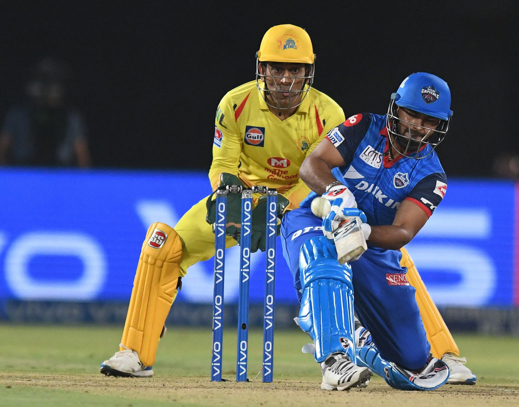 তিন) টপ অর্ডার ব্যর্থ হওয়ায় ঋষভ পন্থের উপর অতিরিক্ত চাপ পড়ে যায়। চাপের মুখে খেলতে গিয়ে ভুল সময়ে আউট হয়ে যান পন্থ। ক্রিকেট বিশেষজ্ঞদের মতে, ঋষভ আরও কয়েকটা বল থেকে গেলে রানের পাল্লা ভারী হতে পারত দিল্লির। ম্যাচ জেতা সহজ হত।