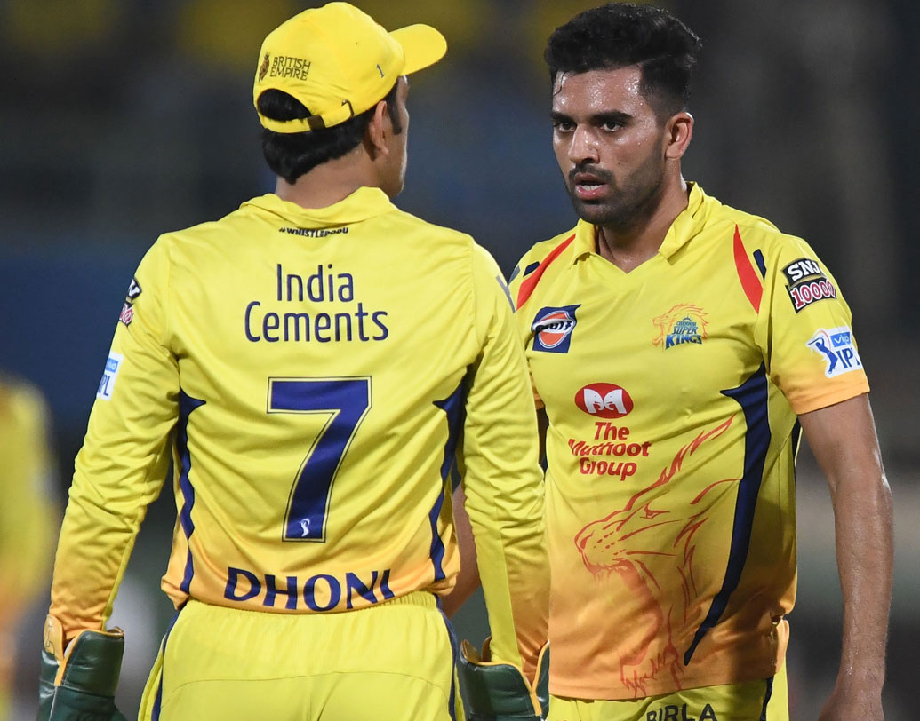 উল্টো দিকে তারুণ্যের চেয়েও অভিজ্ঞতায় ভর দিয়েই বাজিমাত করল চেন্নাই। পৃথ্বীর এলবিডব্লিউয়ের আবেদন নাকচ হওয়ার পরেও ঝুঁকি নিয়ে ডিআরএস চেয়ে বসলেন ধোনি। হ্যাঁ, ম্যাচের গোড়াতেই। এখানেই ক্ষুরধার অভিজ্ঞতার জয়। ডিআরএসের সুবিধা নিয়ে পৃথ্বীকে মাত্র পাঁচ রানে ফিরিয়ে দিয়ে দিল্লির শিবিরে প্রথম বড় ধাক্কা দিতে সক্ষম হল চেন্নাই।