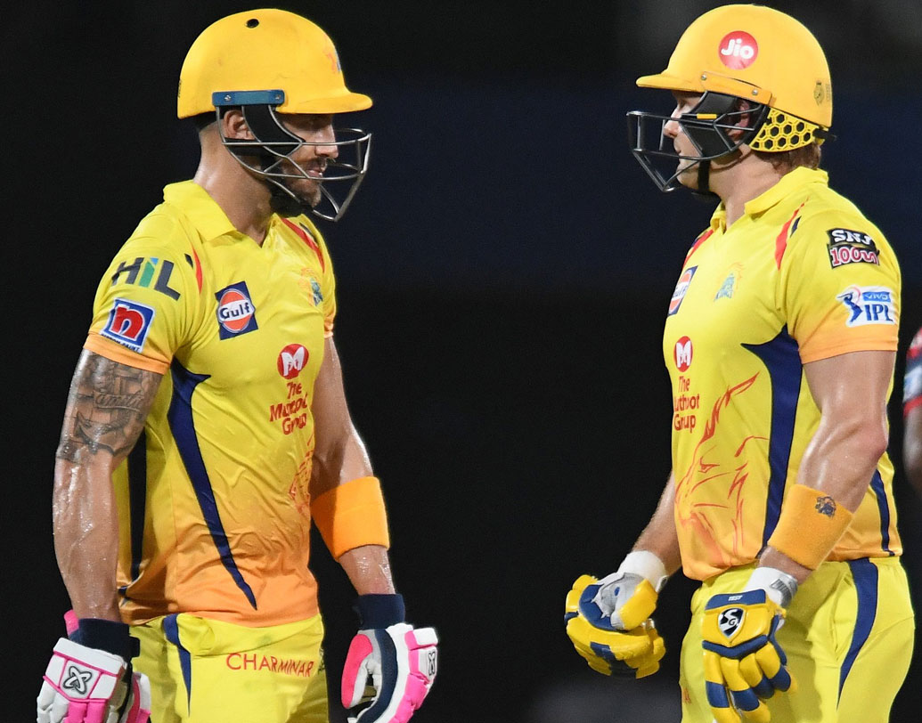 ধোনিদের ব্যাটিং পরিকল্পনা ছিল, পাওয়ার প্লে-তে উইকেট দেওয়া চলবে না। সে ভাবেই খেলে গেলেন ডুপ্লেসি ও ওয়াটসন। মরণ-বাঁচন ম্যাচে যে সচেতনতা ও অভিজ্ঞতার দরকার হয়, সেটারই মিশেল দেখালেন দু’জনে। পাওয়ার প্লে-তে উইকেট না হারিয়ে ৪২ রান তুলে ফেলায় ম্যাচ ধরতে সময় লাগেনি চেন্নাইয়ের।