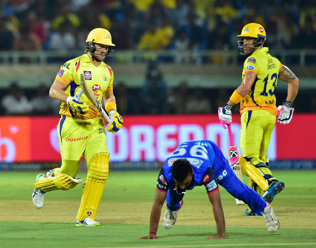 অবশ্য দিল্লির দুর্বল ফিল্ডিংও তাদের হেরে যাওয়ার অন্যতম কারণ। প্রথম ওভারেই টপ অর্ডারকে নাস্তানাবুদ করে ফেলার ভাল সুযোগ ছিল দিল্লির হাতে। মিসফিল্ডের জেরে তা আর হল কই! বরং ওয়াটসন (৩২ বলে ৫০) ও ফ্যাফ ডুপ্লেসি (৩৯ বলে ৫০)-র জুটিকে ভাঙতে পরে বড্ড বেগ পেতে হল দিল্লিকে।