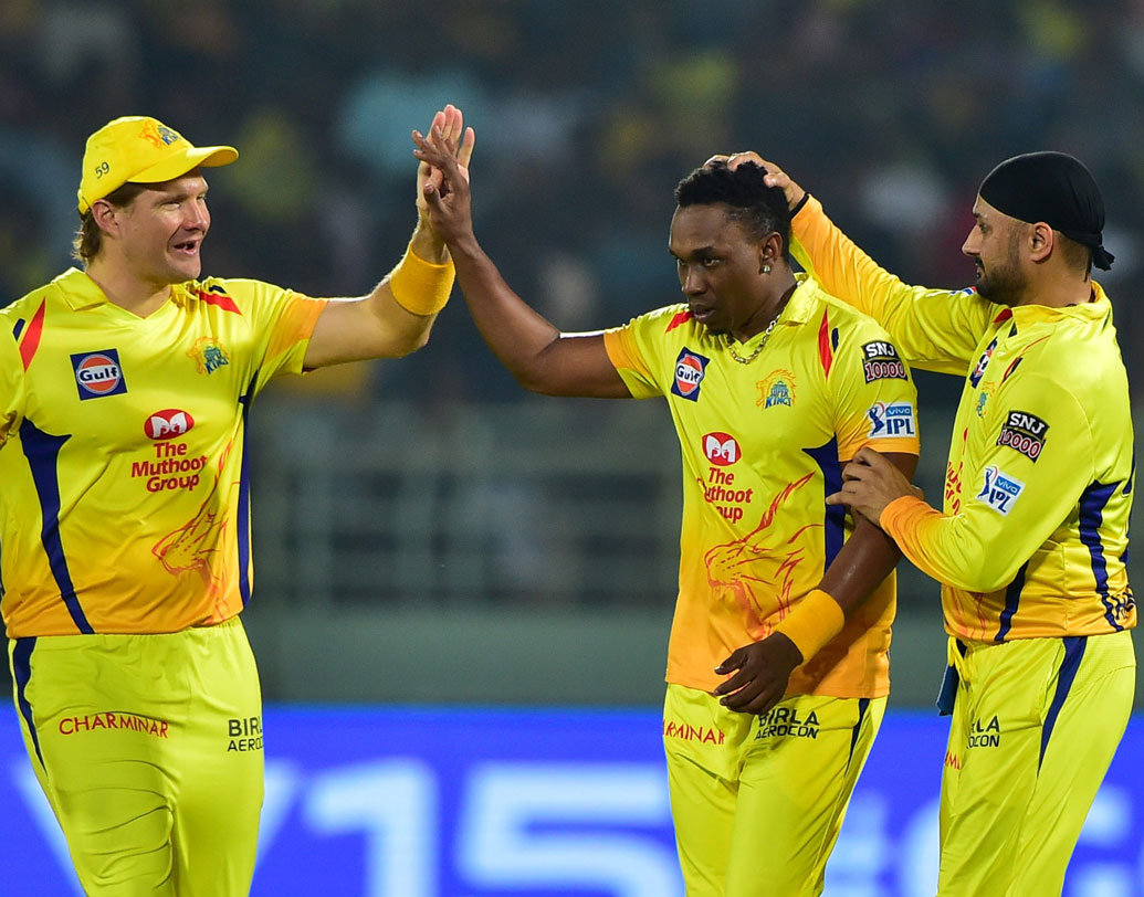 বোলার ব্যবহারের ক্ষেত্রেও খুব ঠান্ডা মাথার পরিচয় দিলেন ধোনি। অদ্ভুত ভাবে ব্যবহার করলেন ব্রাভোকে। প্রায় প্রতি বলের আগে ব্রাভোর কাছে গিয়ে বুঝিয়ে দিচ্ছিলেন ঠিক কী চাই। ব্যাটসম্যানকে অসুবিধায় ফেলে উইকেট টু উইকেট বল করলেন ব্রাভো। ৪ ওভারে মাত্র ১৯ বলে ২ উইকেট নিলেন তিনি। ধোনির বুদ্ধিমত্তার এই ঝলকের সামনেও পরাস্ত হল দিল্লি।