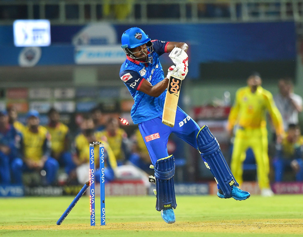 উল্টো দিকে বোলিং খুব ভাল শুরু করলে যত খেলা এগিয়েছে, ততই নিষ্প্রাণ ও ছন্নছাড়া লেগেছে দিল্লির খেলা। খেলাটা যে কেবল মাঠের বাইরের মস্তিষ্কের উপর ভর দিয়ে হয় না, মাঠের ভিতরেও একই রকম সক্রিয় একটা ক্রিকেটমস্তিষ্ক লাগে, তারই প্রমাণ দিলেন ধোনি তথা চেন্নাই।